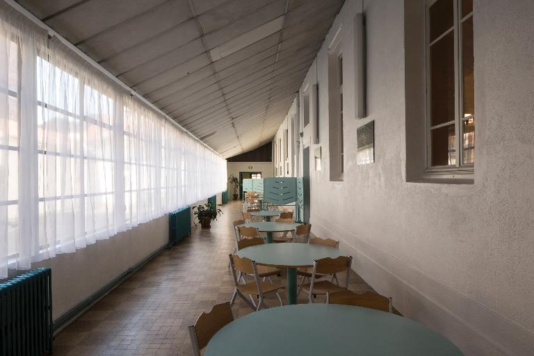 Manoir de Chènevoux, puis collège de jésuites, puis école centrale, puis lycée de garçons, actuellement lycée d'enseignement secondaire Jean-Puy