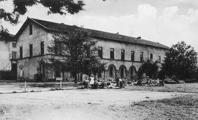 Ecole secondaire, dite petit séminaire de Verrières, puis école primaire, actuellement Lycée professionnel du Haut Forez