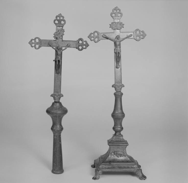Ensemble d'une croix d'autel et d'une croix de procession