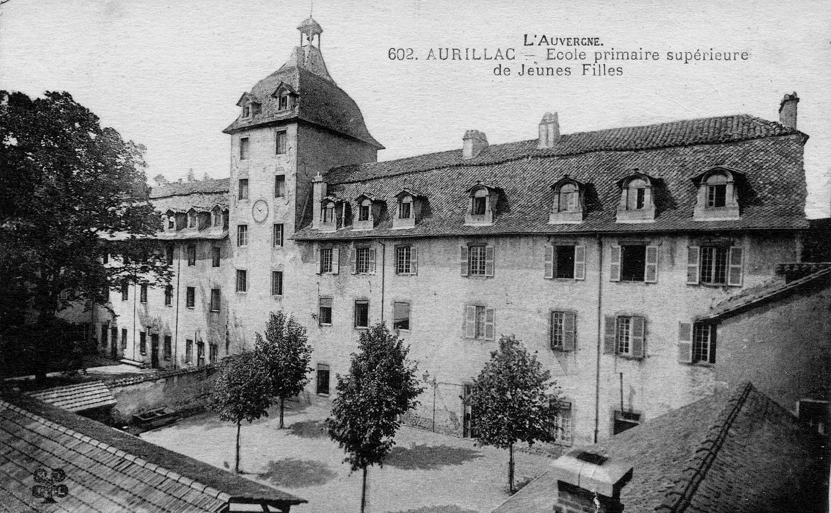 Collège de jésuites d'Aurillac, puis collège communal, lycée de garçons, école primaire supérieure de jeunes filles, collège moderne et technique de jeunes filles, actuellement collège Jeanne-de-La-Treilhe