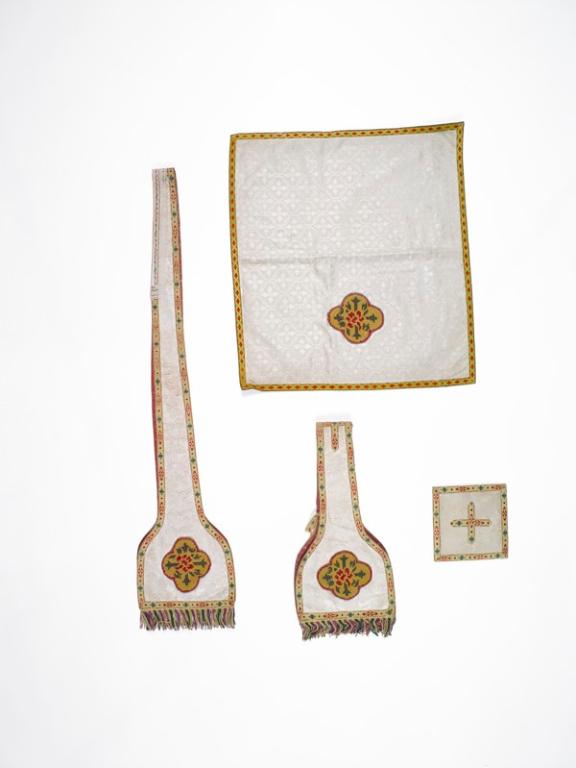 chasuble, étole, manipule, bourse de corporal, voile de calice, pale : ornement blanc n°2