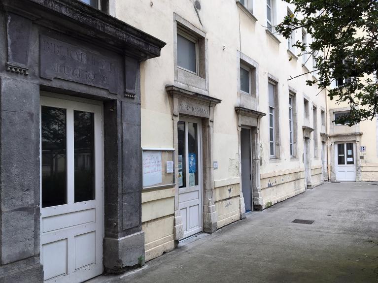 Collège de jésuites, dit Royal-Dauphin, puis école centrale, lycée, collège royal, lycée de garçons puis lycée de jeunes filles, actuellement cité scolaire Stendhal
