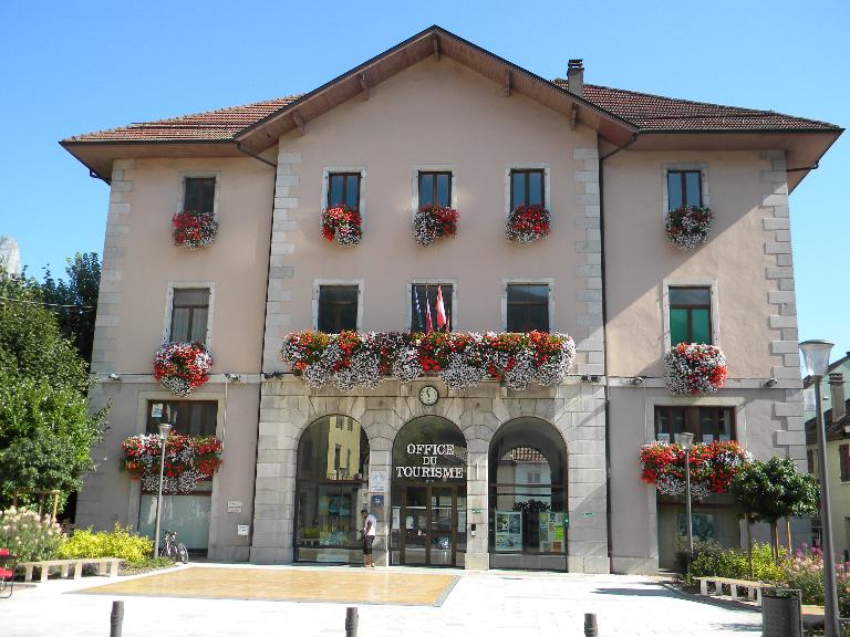 Mairie et halle au grains, puis office de tourisme du Pays de Faverges