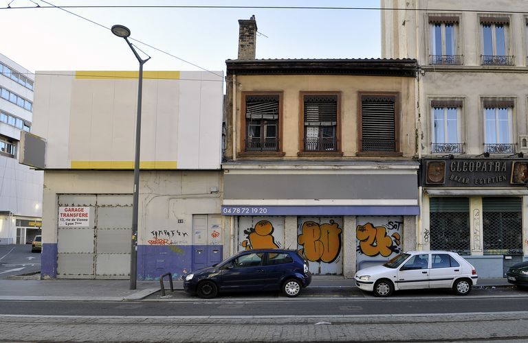 Maison, atelier du sculpteur H. Visonti, garage