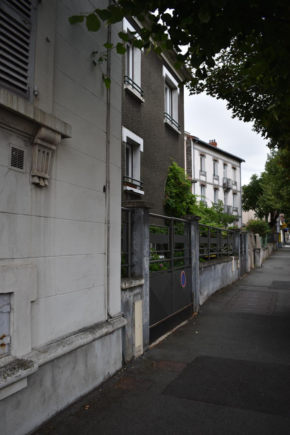 Alignement irrégulier vu depuis l'angle du n°105 boulevard Lavoisier