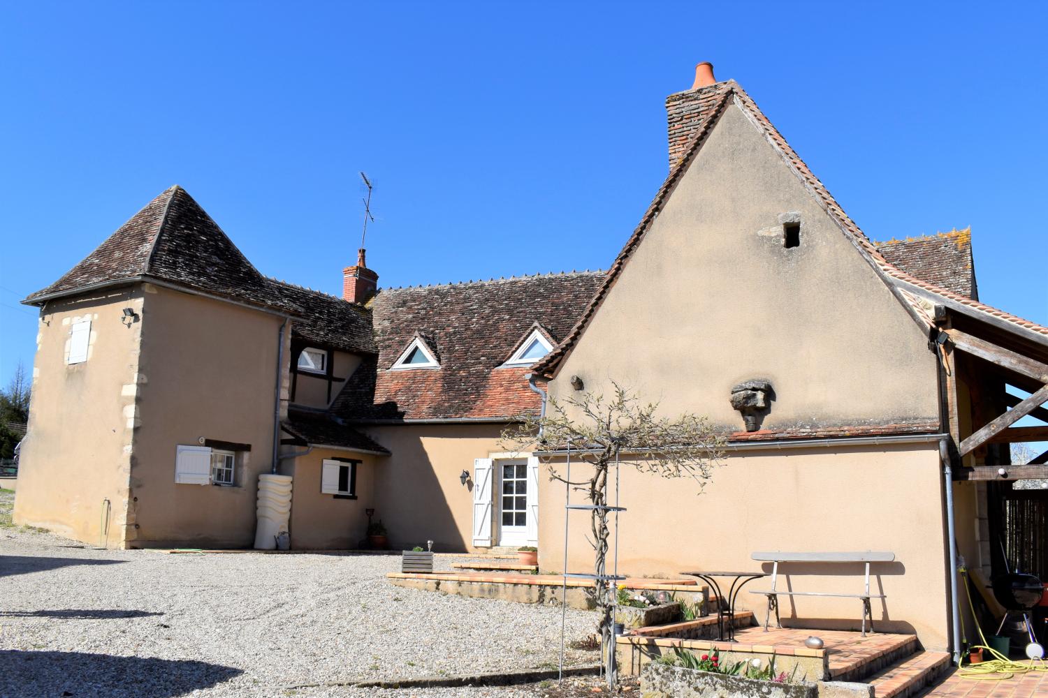 Maison forte dite château puis ferme.