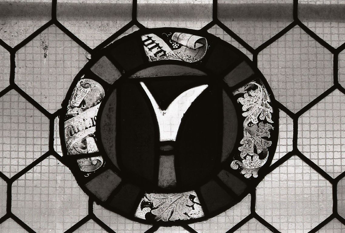 Ensemble de 3 verrières : armoiries de Jacques de Menthon-Lornay, armoiries de la Corporation des cordonniers, armoiries de François Richard d' Alby et de sa femme (baies 7, 9, 11), verrière héraldique