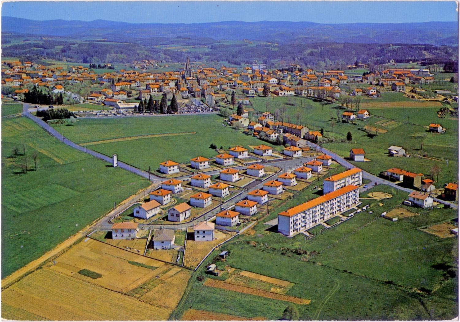 Les immeubles HLM de la Croix-Saint-Romain et le lotissement Les Érables à Sainte-Sigolène.