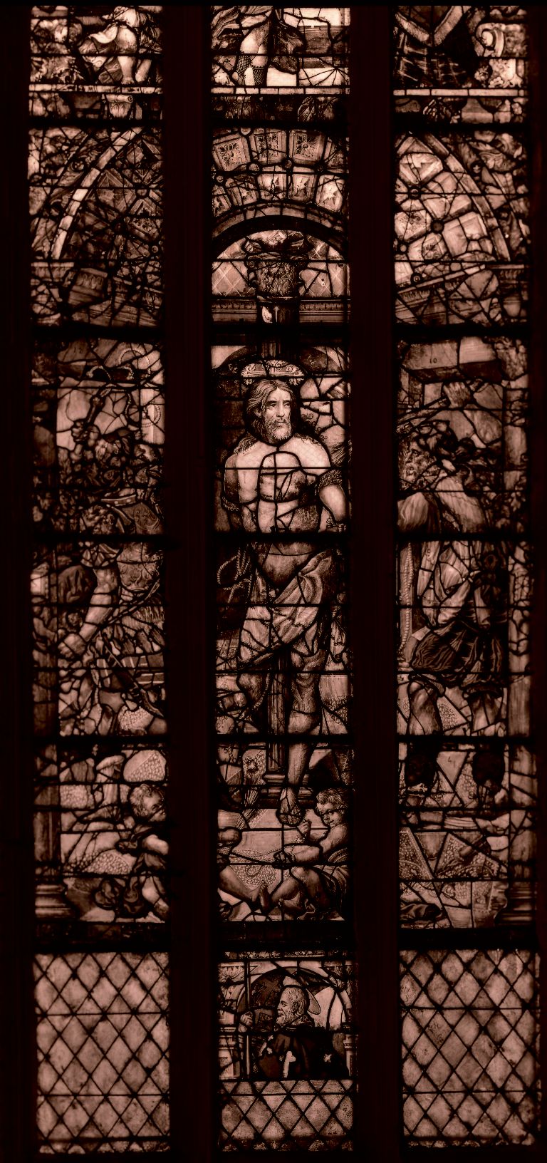 Verrière : flagellation, Ecce Homo, portement de croix, buste de saint (baie 1), verrière figurée
