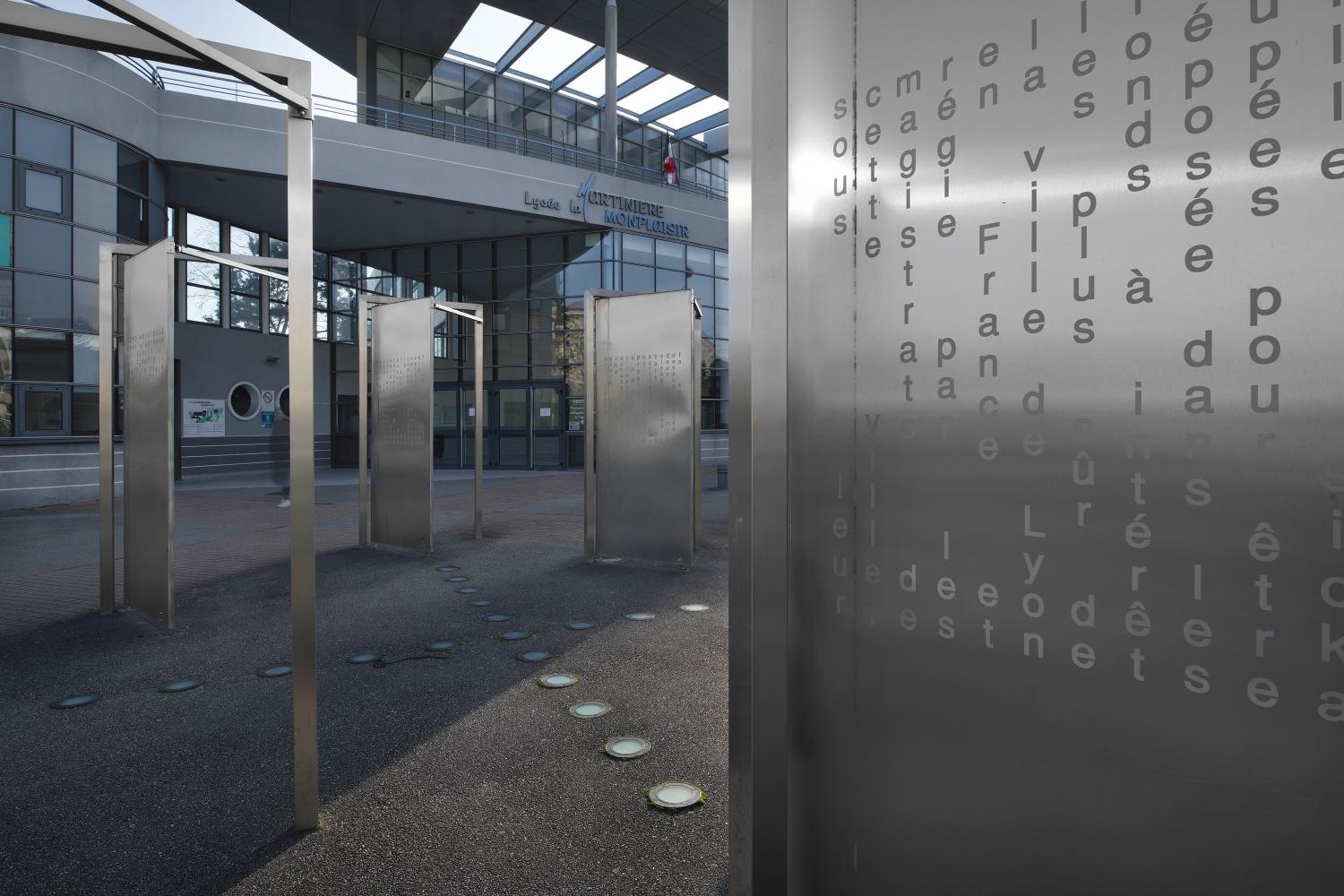 Installation : La volonté d’un enfant de la terre : Les huit portes du savoir