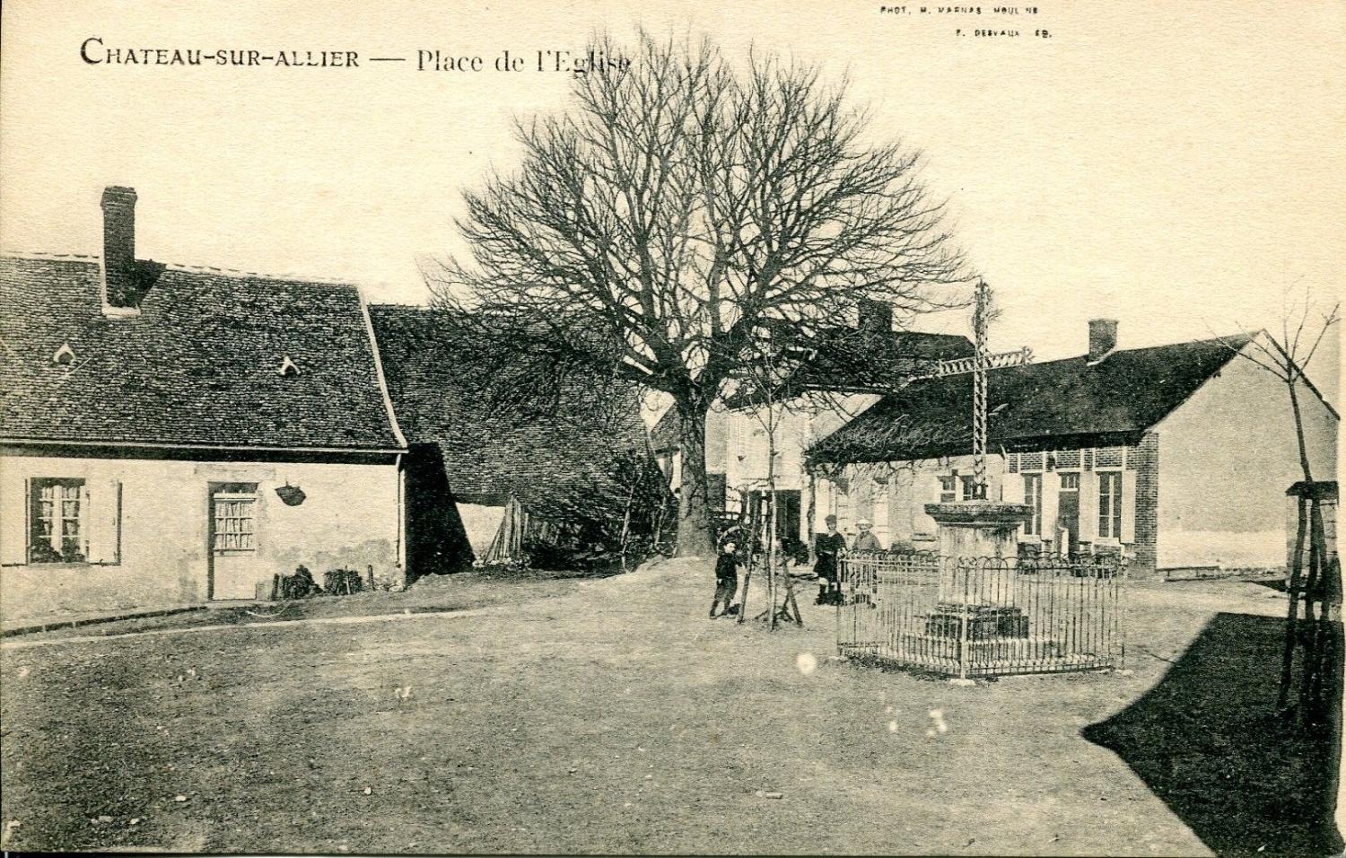 Château-sur-Allier, place de l'église : carte postale ancienne