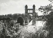 [Groslée, pont sur le Rhône] / Cellard phot., 1950-1970. 1 photogr. pos. : n. et b. (AD Ain. Fonds Cellard, 27 Fi 11 Groslée 78905)