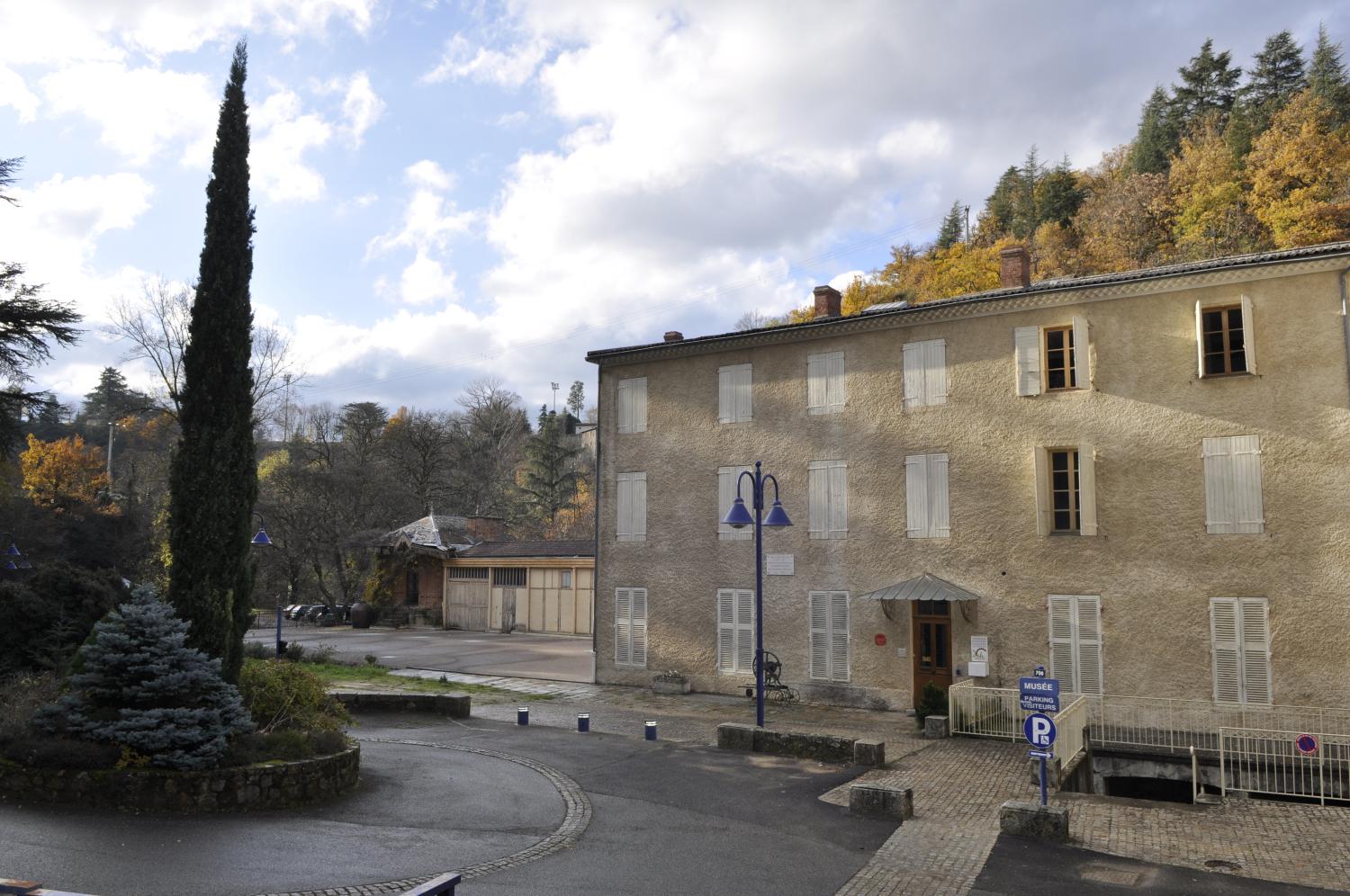 Usine de papeterie et cité ouvrière Montgolfier - Canson actuellement musée et société MP Hygiène Papeterie Pupil