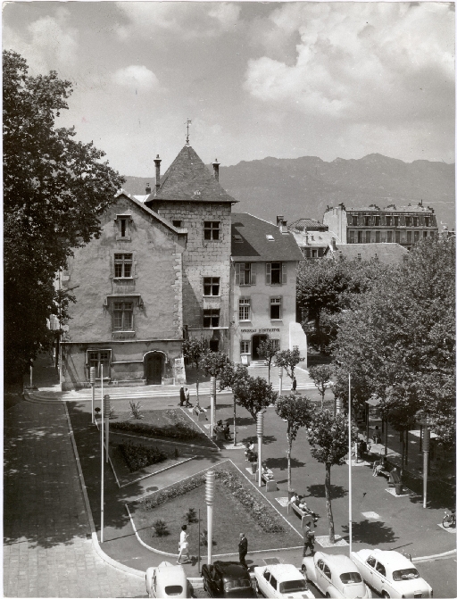Petite Place, puis place du Marché, puis place de l'Hôtel de ville, puis Maréchal Pétain, actuellement place Maurice Mollard