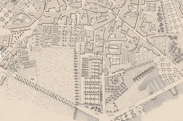 Collège de jésuites, puis école centrale, école secondaire communale, lycée impérial, lycée de garçons, actuellement lycée Lalande