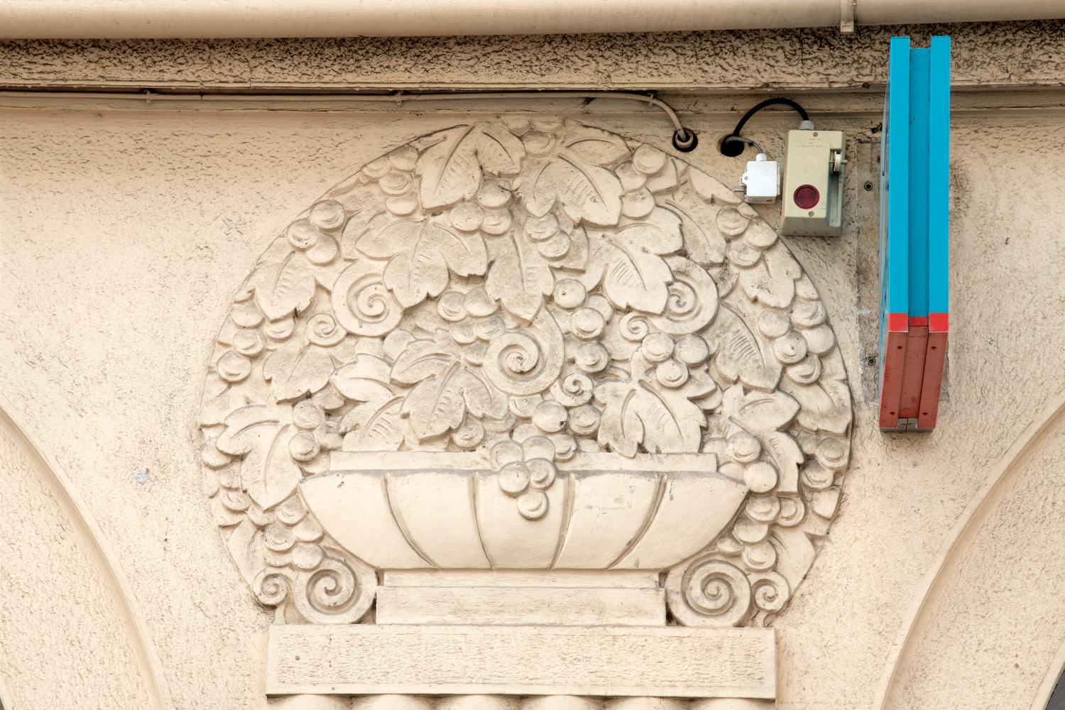 Ensemble de dix bas-reliefs : Corbeilles de pampres