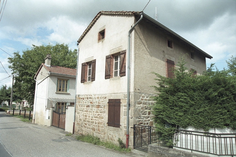 Les maisons, magasins de commerce et immeubles de la commune de Sail-sous-Couzan