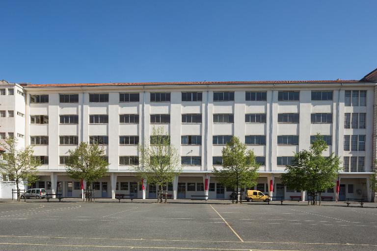 Manoir de Chènevoux, puis collège de jésuites, puis école centrale, puis lycée de garçons, actuellement lycée d'enseignement secondaire Jean-Puy