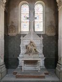 Ensemble de l'autel de Notre-Dame de la Compassion (groupe sculpté : Vierge de Pitié) et du monument aux morts