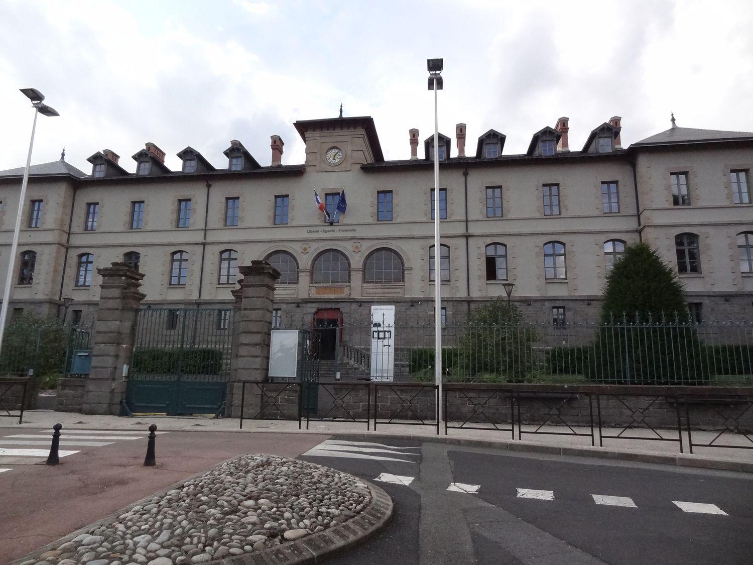Aurillac (Cantal).16 avenue Henri-Mondor. Lycée de garçons, actuel lycée Emile-Duclaux, par J.J. Gustave Lisch (1887-1891). Lycée monumental, en position dominante, lié à la création d'une rue et dont la tendance d'implantation sur la parcelle est centrifuge.