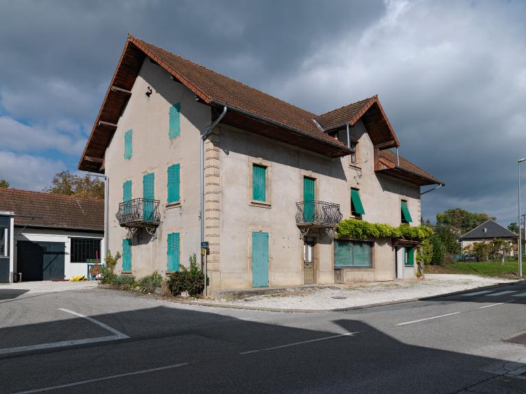 Auberge et quincaillerie, atelier de métallurgie, maison