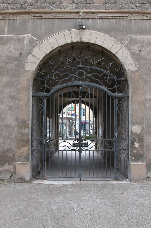 Collège de Tournon, puis école royale militaire, école centrale, collège communal, collège royal, lycée impérial, lycée de garçons, actuellement lycée Gabriel-Faure