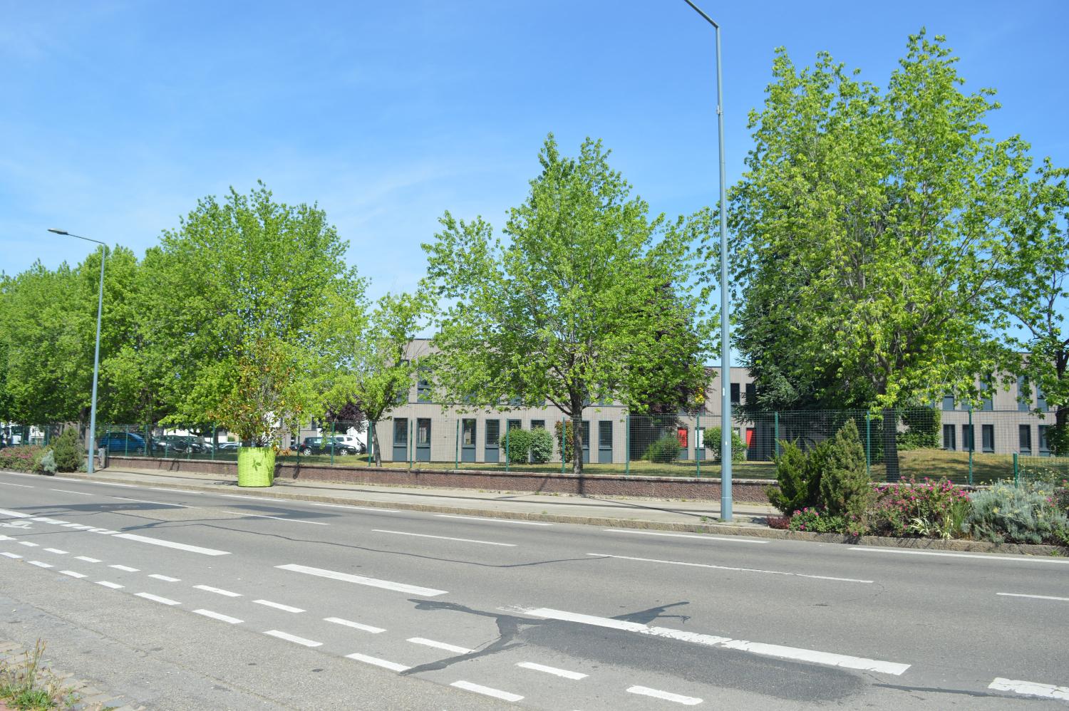 Société Française de Tubize (1924) puis Rhodiaceta (1951) avec cité ouvrière puis Parc d'Activités du Moulin à Vent actuellement Green Campus Park et cité ouvrière