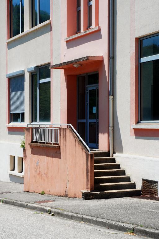 Groupe scolaire de Montroux, puis Cité technique, actuellement lycée d'enseignement général, technologique et professionnel René-Perrin