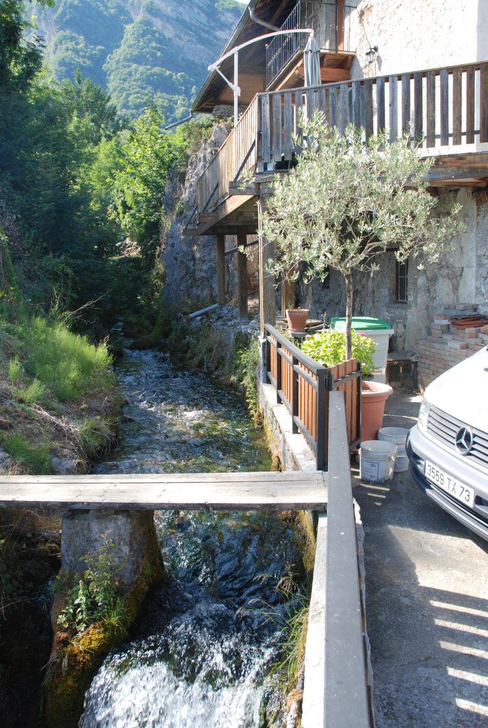 Moulin à farine et scierie des Chartreux d'Aillon puis moulin, pressoir et battoir à chanvre Sonnet puis Pernet actuellement logement et gîte
