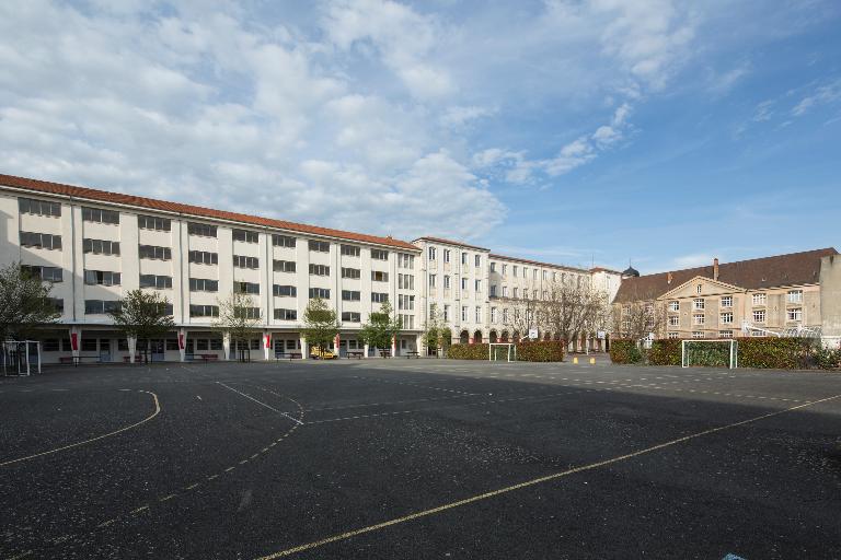 Manoir de Chènevoux, puis collège de jésuites, puis école centrale, puis lycée de garçons, actuellement lycée d'enseignement secondaire Jean-Puy