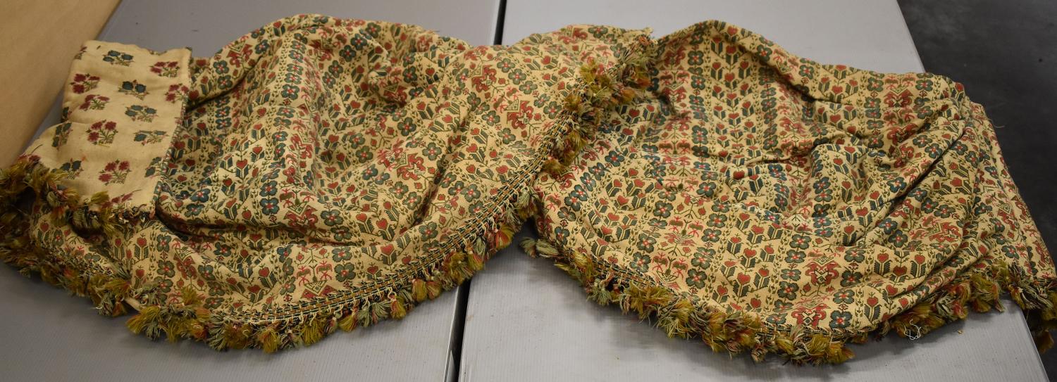 Morceau de tissu d'un ensemble constitué d'un morceau de tissu, deux embrasses de rideaux et trois têtes de rideaux