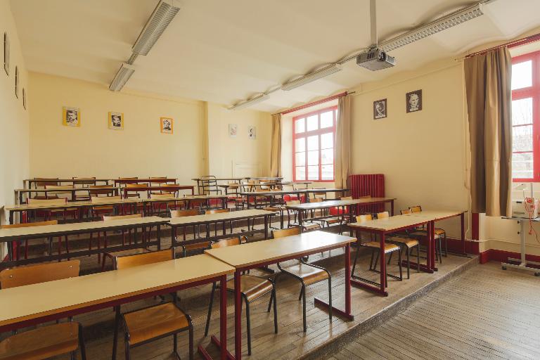 Manoir de Chènevoux, puis collège de jésuites, puis école centrale, puis lycée de garçons, actuellement lycée d'enseignement secondaire Jean-Puy