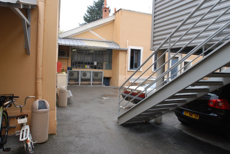 Ferblanterie Bonnefoy puis impression sur étoffes Meyer puis teinture pour fabrique Manhès L. puis Boindin P. Équipement électrique et Pelletier J. Repousse sur métaux puis Flexelec actuellement École Émile Cohl