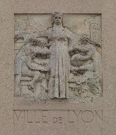 Haut-relief : La Ville de Lyon favorisant l'Instruction publique