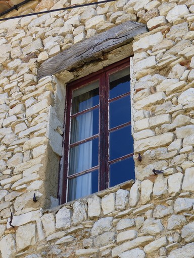 Fenêtre d'une maison, au village.