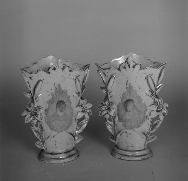 Paire de vases d'autel en pendant