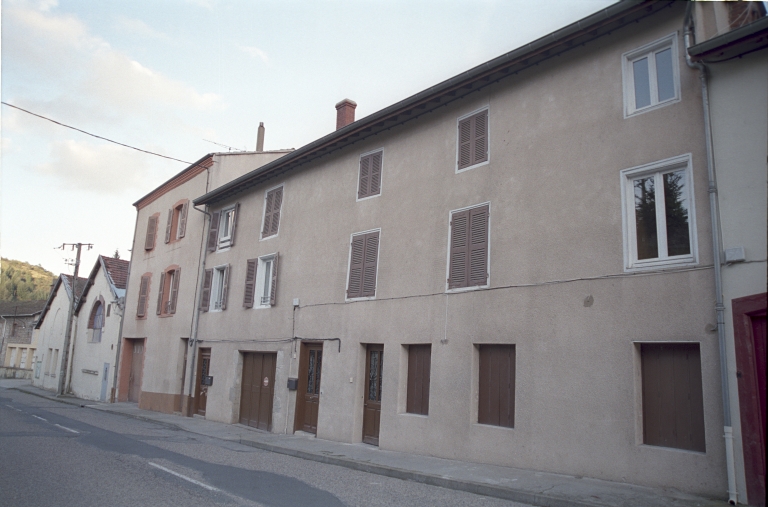 Les maisons, magasins de commerce et immeubles de la commune de Sail-sous-Couzan