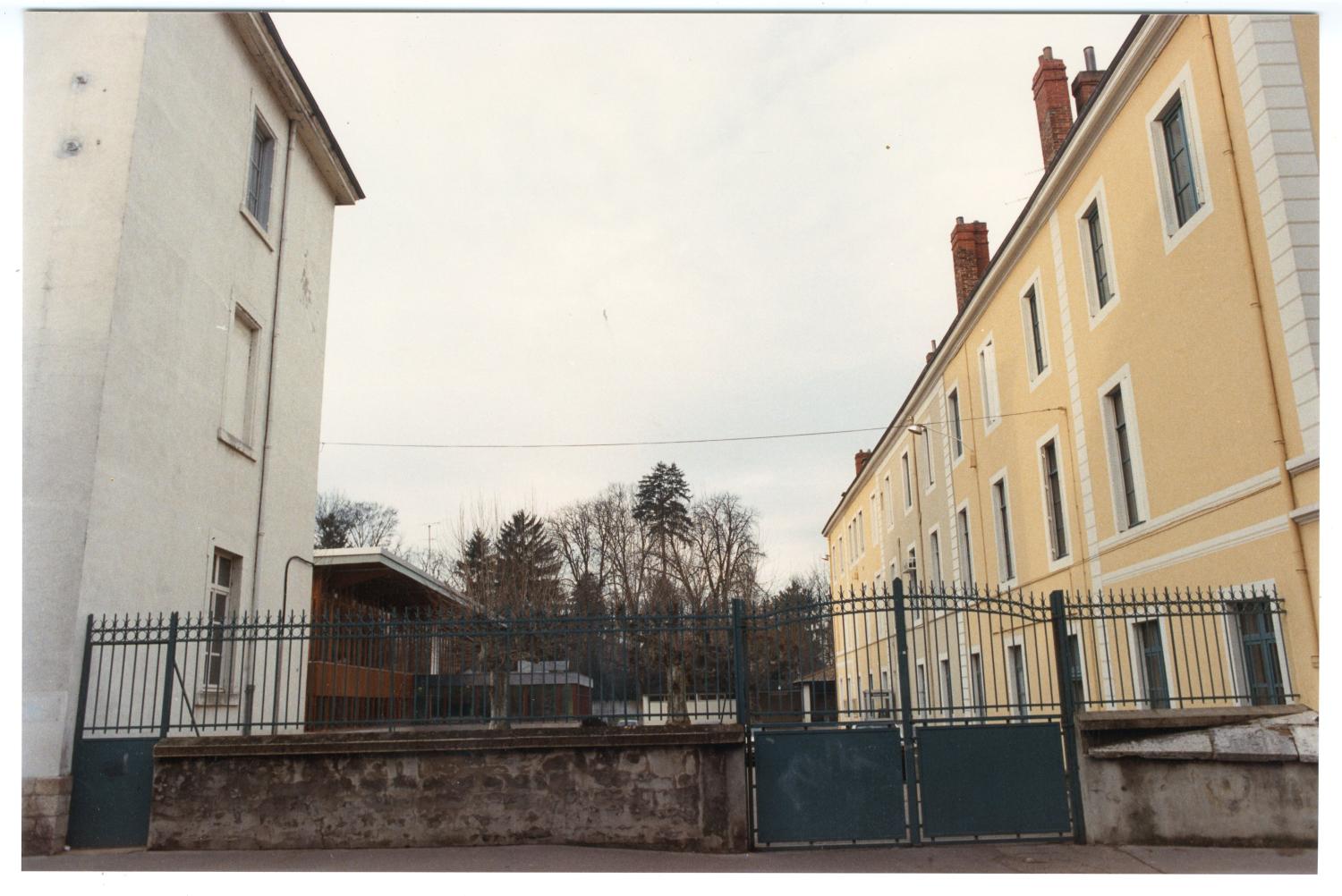 Collège de jésuites, puis école centrale, école secondaire communale, lycée impérial, lycée de garçons, actuellement lycée Lalande