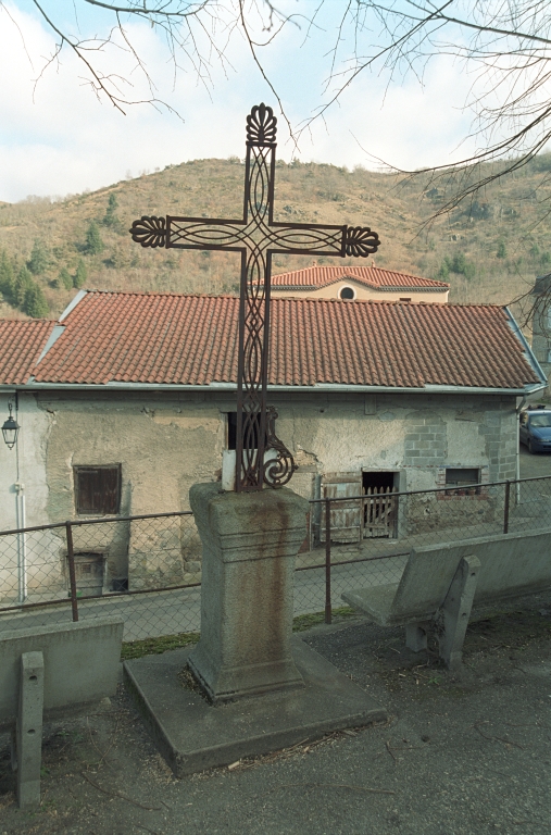 Cippe gallo-romain, puis autel, actuellement base de croix monumentale