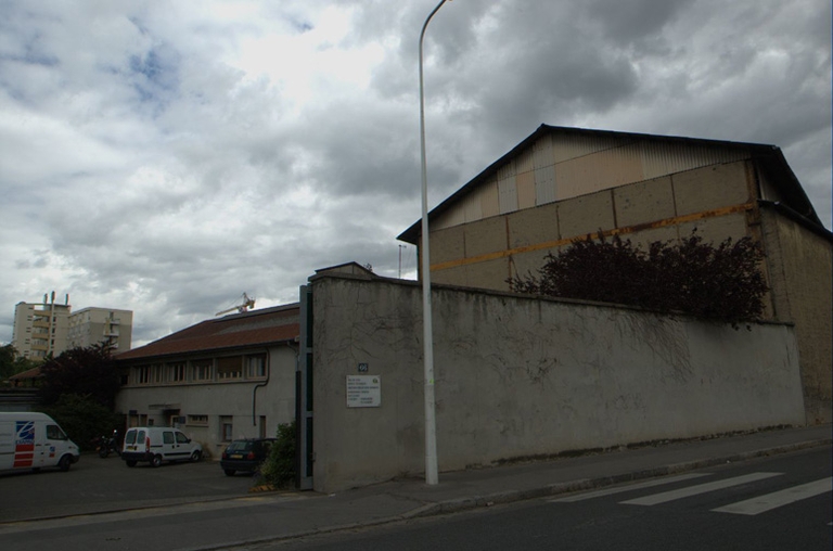 Usine d'appareils de levage et de manutention dite société Pinguély puis Yumbo construction métallique actuellement entrepôt de la ville de Lyon éclairage public
