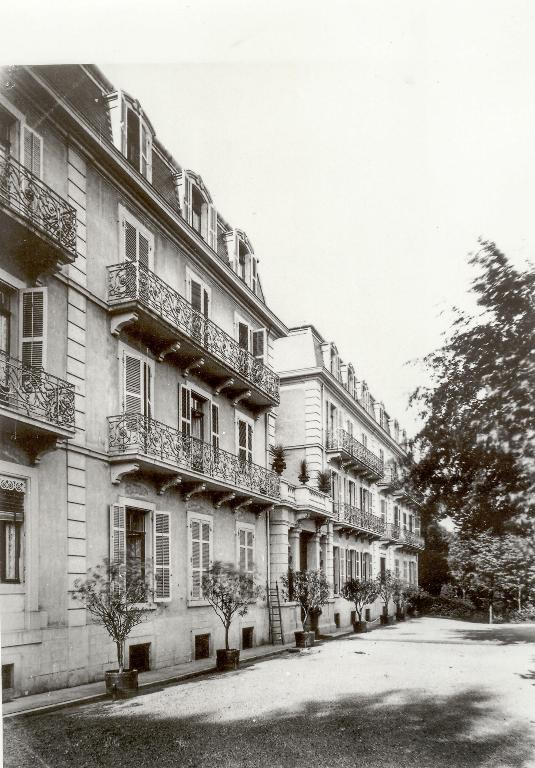 Maison, dite Grands-Chalets, puis hôtel de voyageurs, dit villas Mottet, puis Villa Victoria, puis immeuble et hôtel de voyageurs, dit Hôtel Victoria, actuellement immeuble, dit Villa Victoria