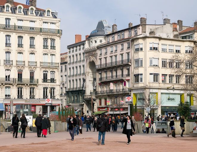 Théâtre Bellecour puis imprimerie et journal Le Progrès actuellement FNAC