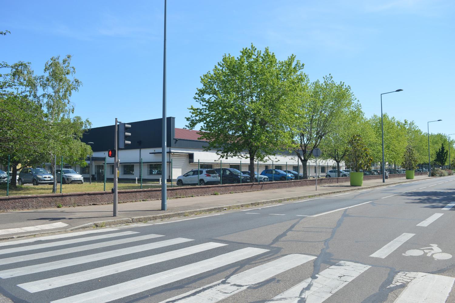 Société Française de Tubize (1924) puis Rhodiaceta (1951) avec cité ouvrière puis Parc d'Activités du Moulin à Vent actuellement Green Campus Park et cité ouvrière