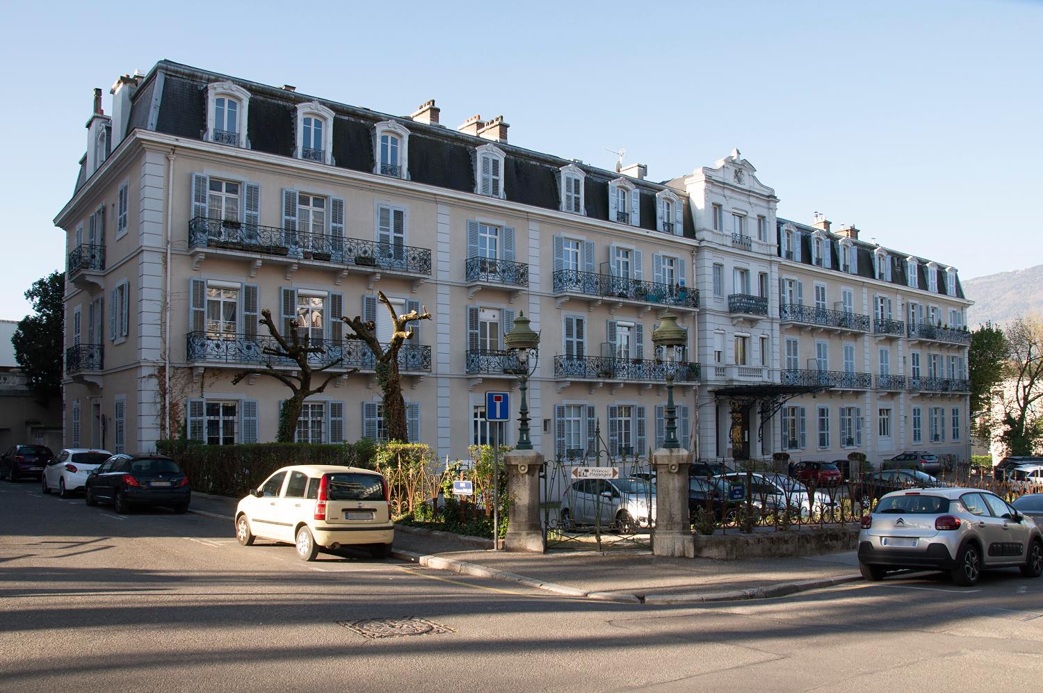 Maison, dite Grands-Chalets, puis hôtel de voyageurs, dit villas Mottet, puis Villa Victoria, puis immeuble et hôtel de voyageurs, dit Hôtel Victoria, actuellement immeuble, dit Villa Victoria