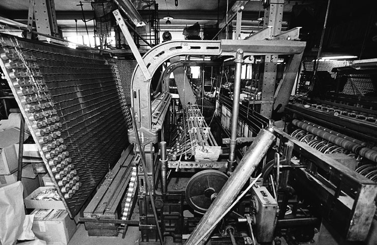 27 machines à tisser dite métiers à tisser, machine à enfiler, machine à contrôler dite visiteuse, 3 machines à bobiner de l'usine Dorures Louis Mathieu Industrie