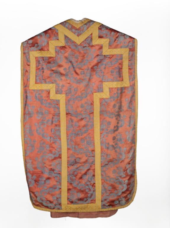 chasuble, étole, manipule : ornement orangé.