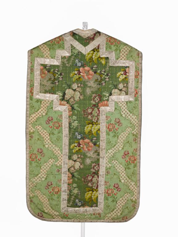 ensemble d'une chape, 2 chasubles, 3 étoles ; 2 manipules, 2 voiles de calice, 2 bourses de corporal : ornement vert