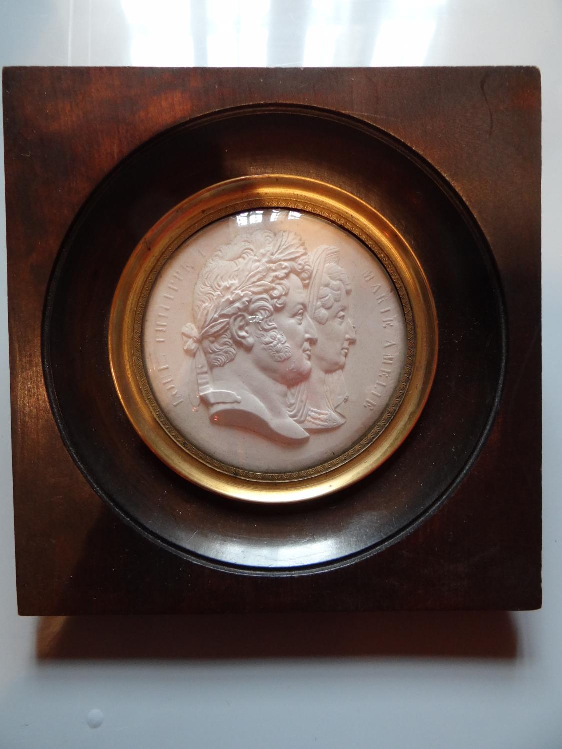Médaillon avec les profils du roi Louis-Philippe Ier et de la reine Marie-Amélie