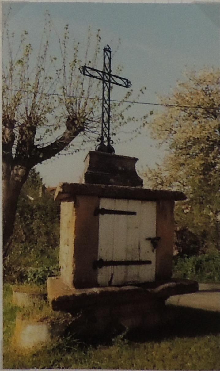 Croix de chemin et puits : croix au Gourlas