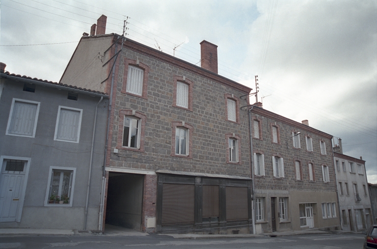 Immeuble à logements avec magasin de commerce